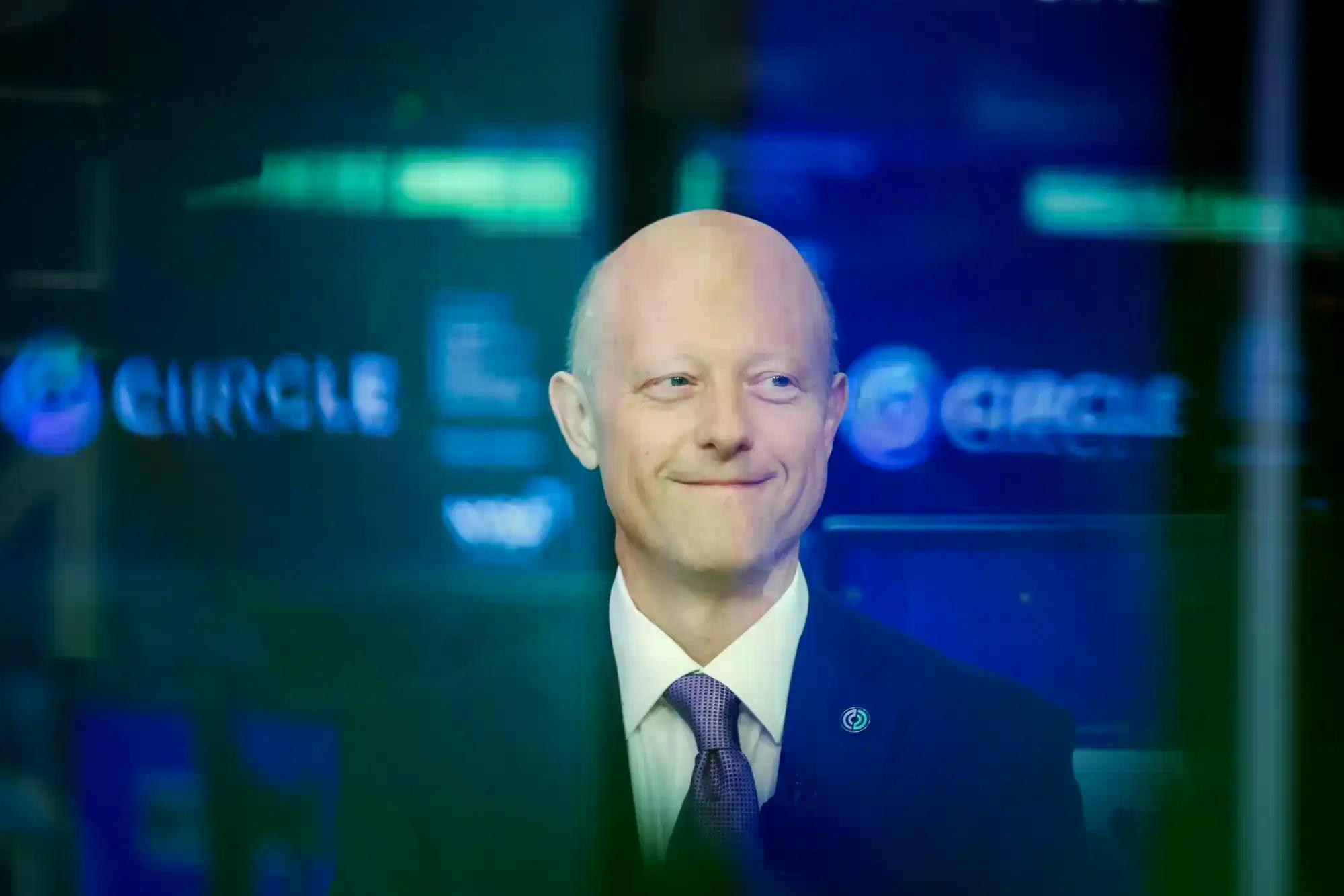 加密合规孤勇者：Circle CEO 如何破局 Tether 围剿与利率下滑的双重绞杀？