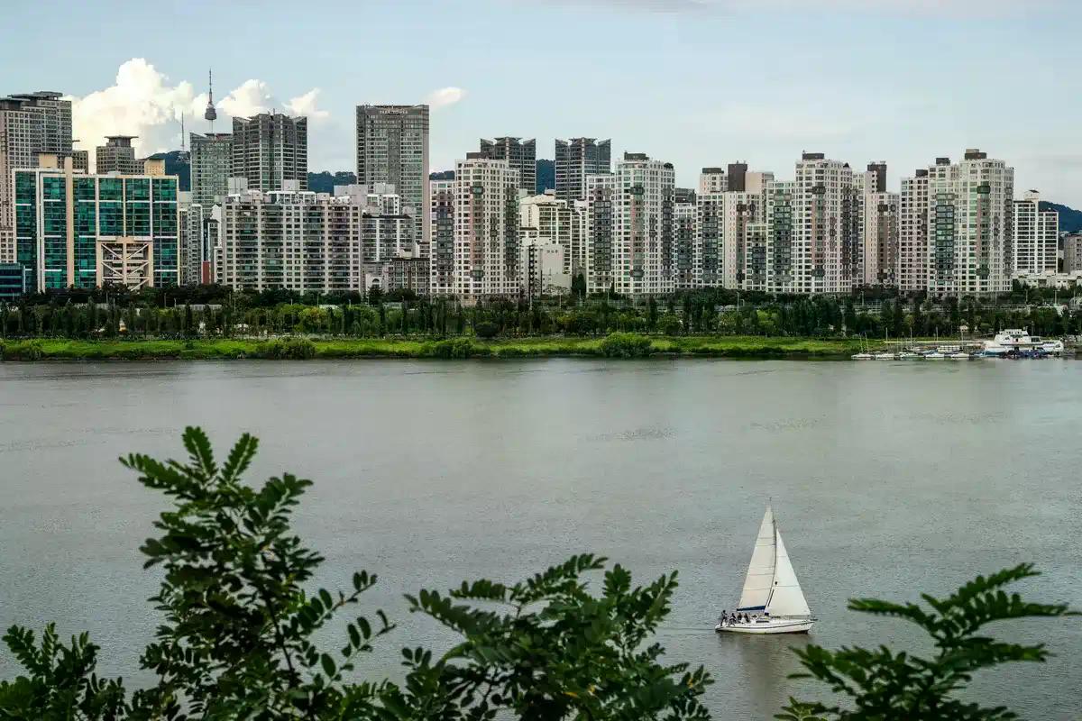 韩国散户众生相:1400 万「蚁群」扎进加密货币与杠杆