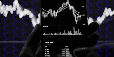 做市商撤退,比特币暴跌背后的“系统性恐慌”——当算法失效,市场裸泳